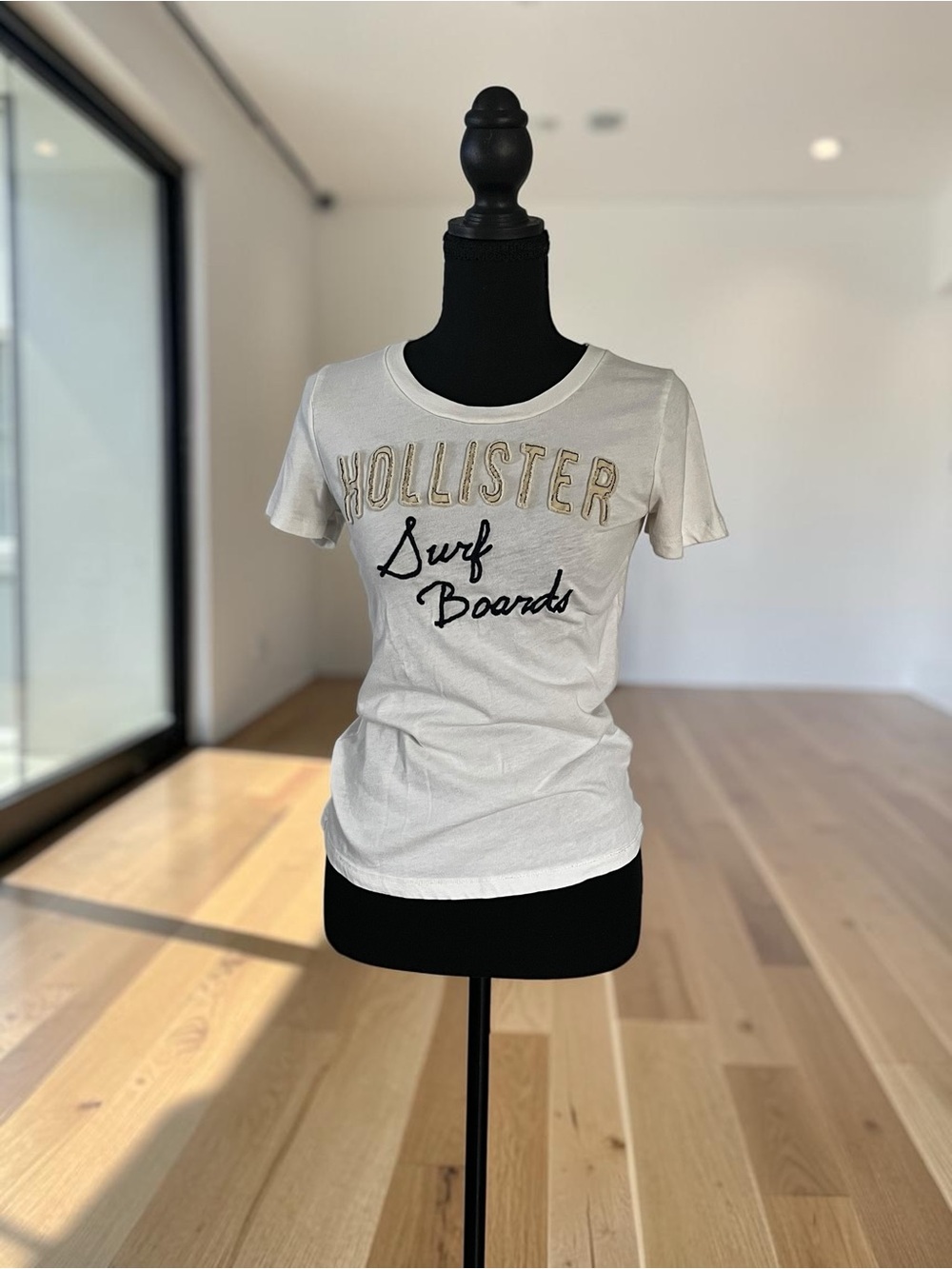 Hollister Cream Crewneck 'Surf Boards' Short Sleeve Tee